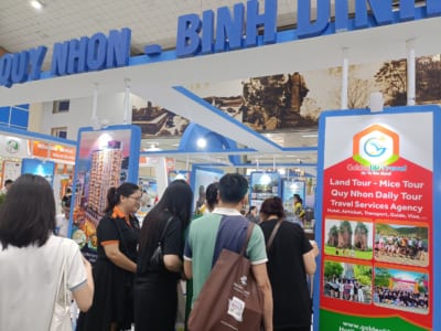 Khách hàng nghe tư vấn tour du lịch Quy Nhơn Bình Định tại gian hàng của Golden Life Travel tại VITM 2023
